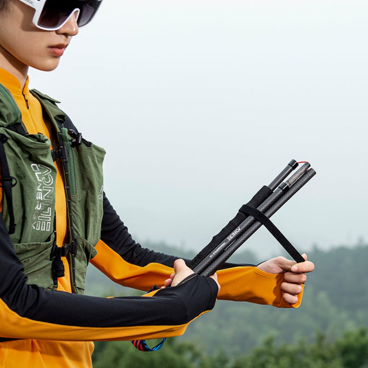AONIJIE E4204 Carbon Z-Fold Trekking Poles — Pair, Fixed Length, Folds to About 30 cm, 131 g a Pole